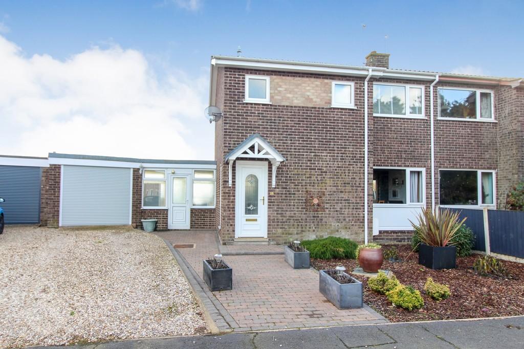 Hilary Close, Lingwood, Norwich 3 bed semidetached house for sale £