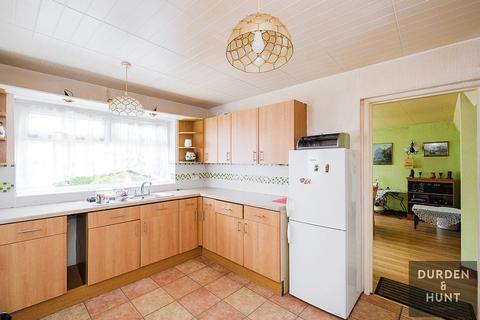 36 Gray Gardens, Rainham, RM13 7NH