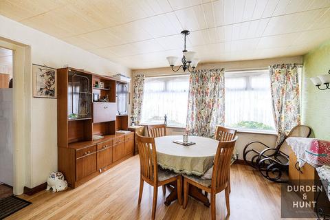 36 Gray Gardens, Rainham, RM13 7NH