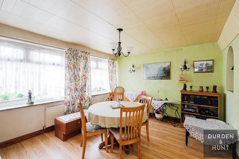 36 Gray Gardens, Rainham, RM13 7NH