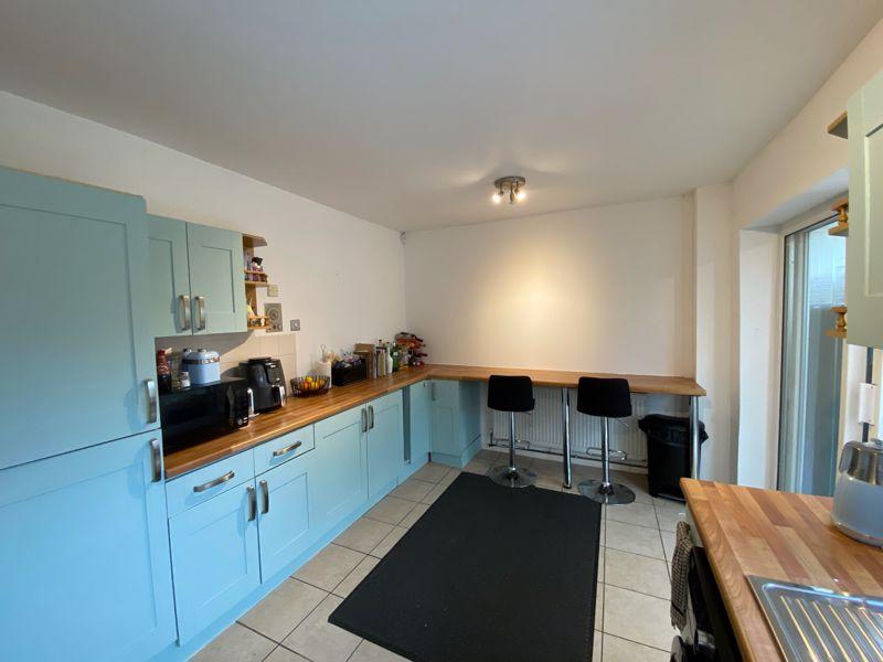 Ravenhill Drive, Codsall 3 bed semidetached house £950 pcm (£219 pw)