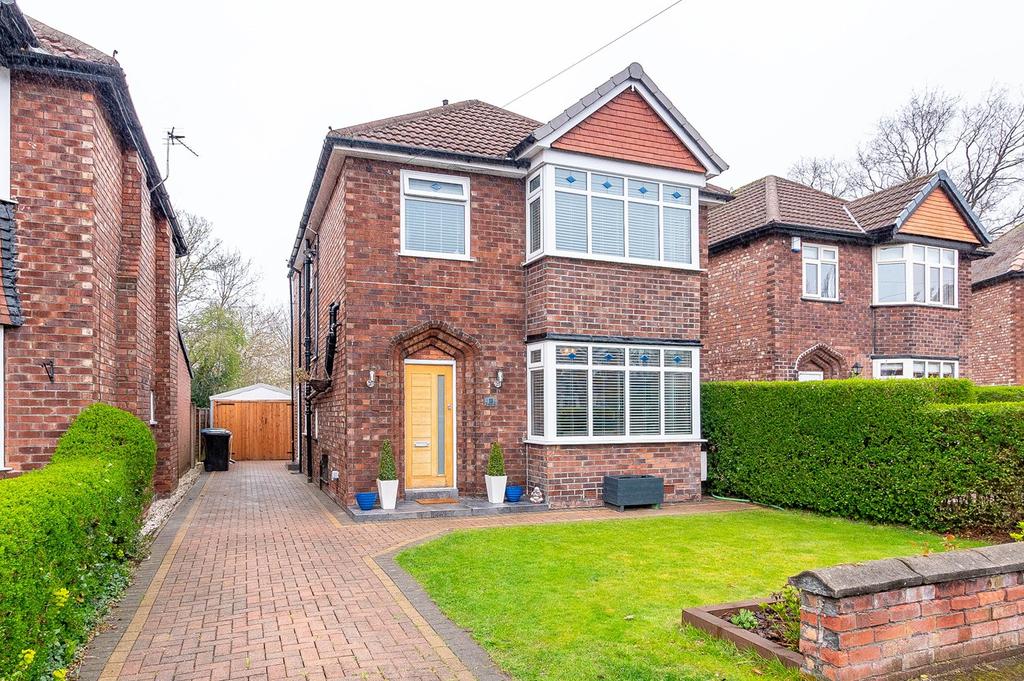 Andrews Avenue, Flixton, Manchester, M41 3 bed detached house £485,000