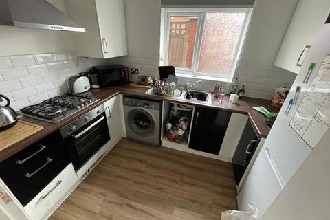 2 bedroom terraced house to rent, Kirkmanshulme Lane, Longsight, Manchester, M12 4TP