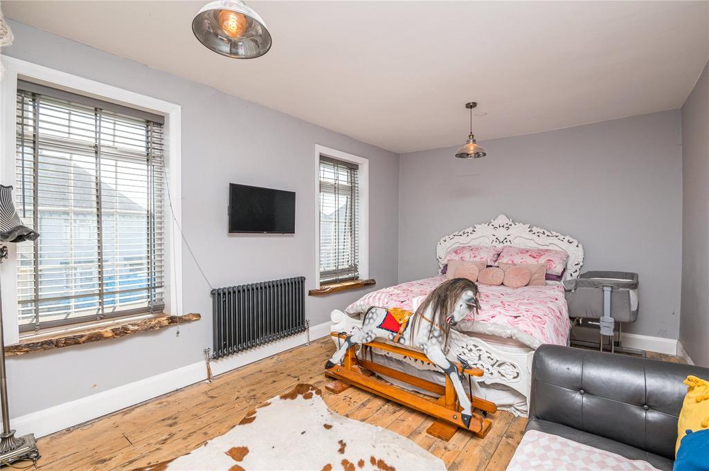 New Road, Great Wakering, SS3 4 bed terraced house £375,000