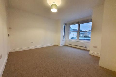 2 bedroom flat to rent, Bushey Hill Road, London