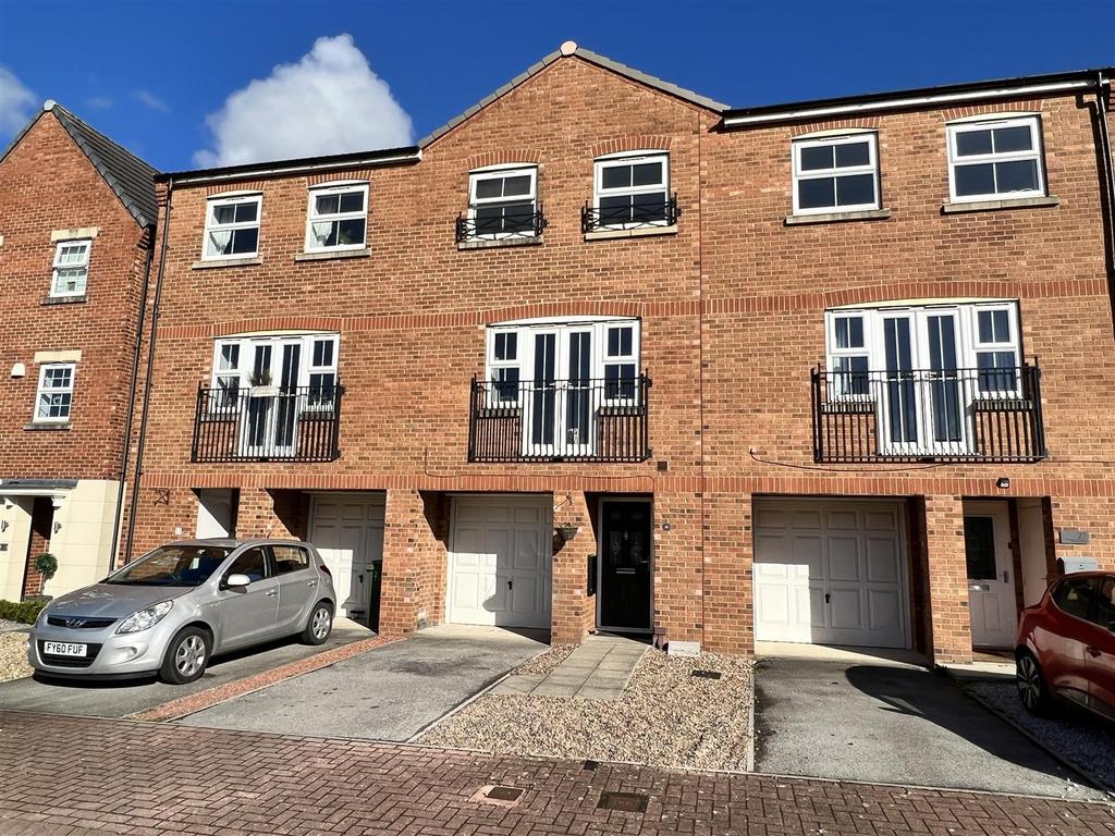 Kings Court, Market Weighton, York 4 bed townhouse £220,000