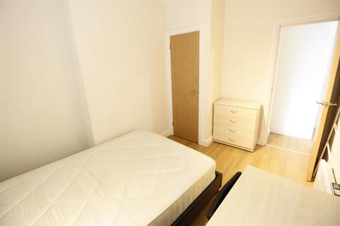 2 bedroom flat to rent - Colum Road