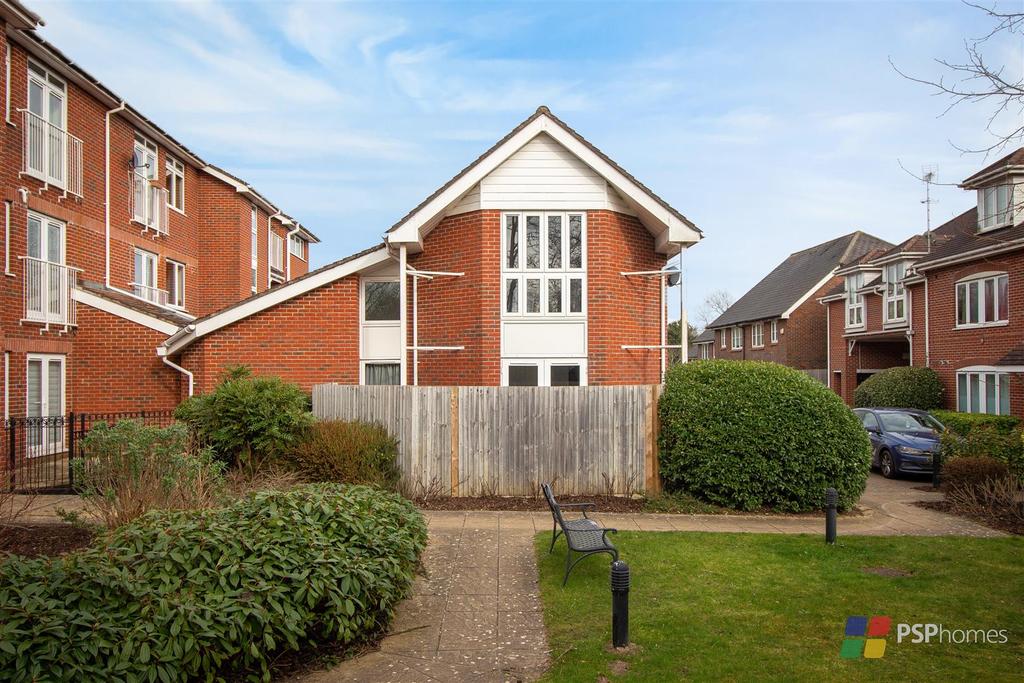 Gordon Road, Haywards Heath 3 bed mews £1,350 pcm (£312 pw)