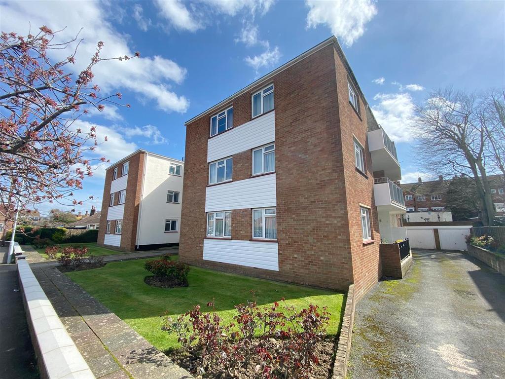 Bruce Avenue, Worthing 2 bed flat £250,000