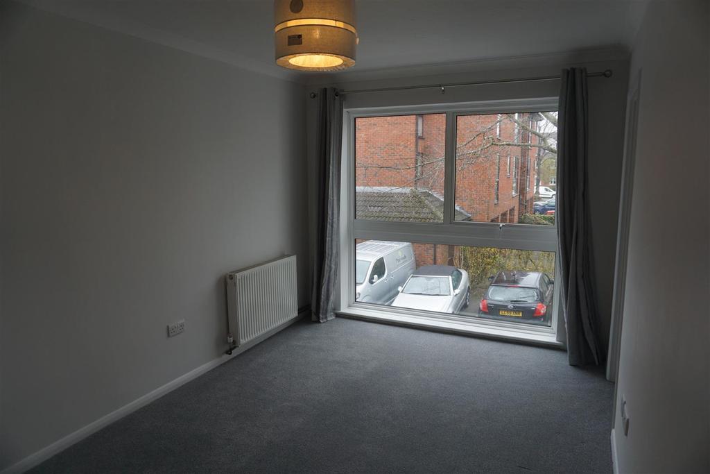 Claremont, Laleham Road, Shepperton 1 bed flat £1,000 pcm (£231 pw)