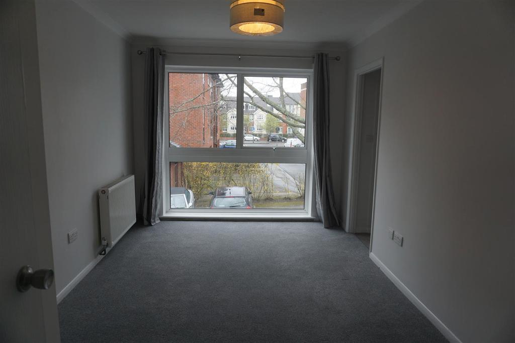 Claremont, Laleham Road, Shepperton 1 bed flat £1,000 pcm (£231 pw)