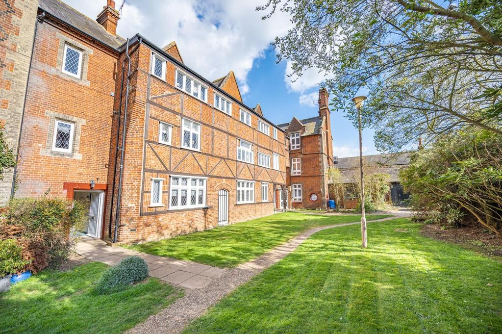 Buckingham Court, Dunmow 1 bed apartment - £160,000