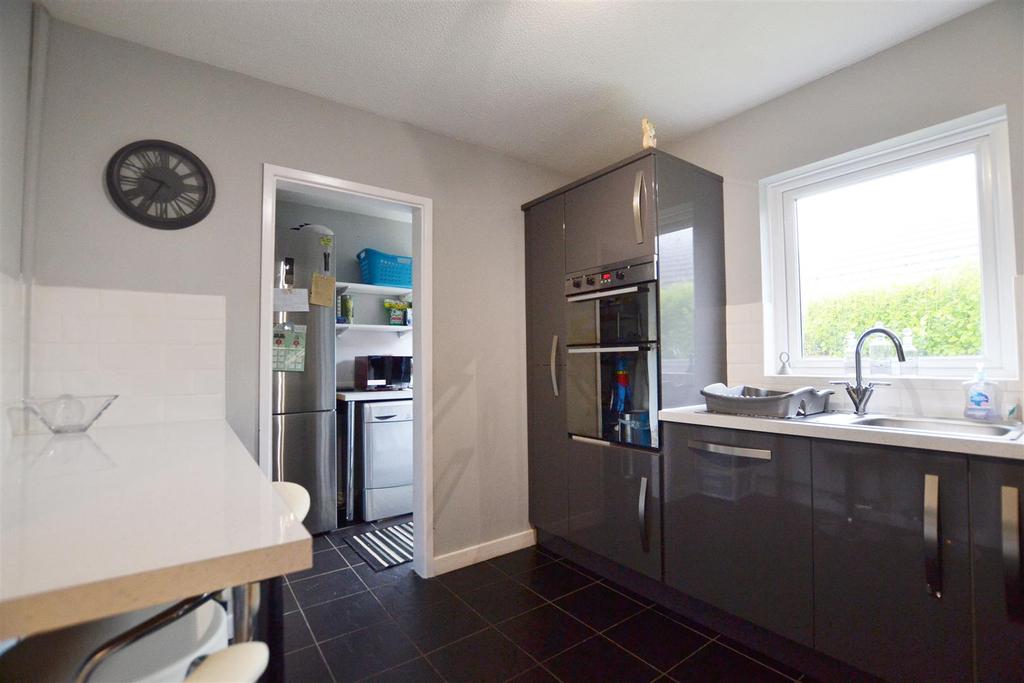 Millfields Close, Pentlepoir, Kilgetty 3 bed detached bungalow £350,000