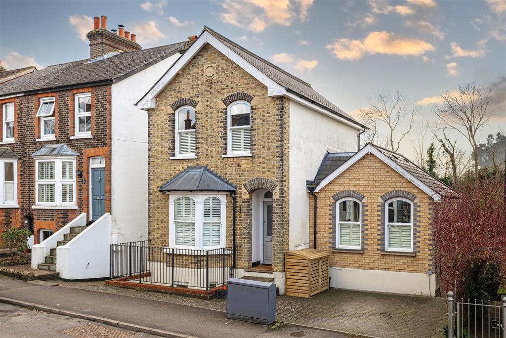 Doods Road, Reigate 5 bed detached house £1,300,000