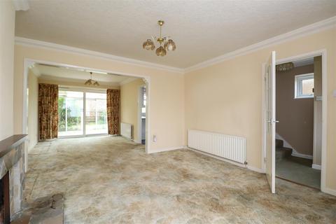 3 Weald Close, Horsham, RH13 6HE