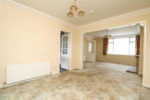3 Weald Close, Horsham, RH13 6HE
