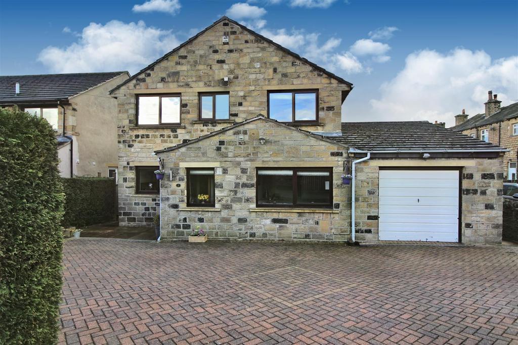 Gregory Drive, Kirkburton... 4 bed detached house £450,000