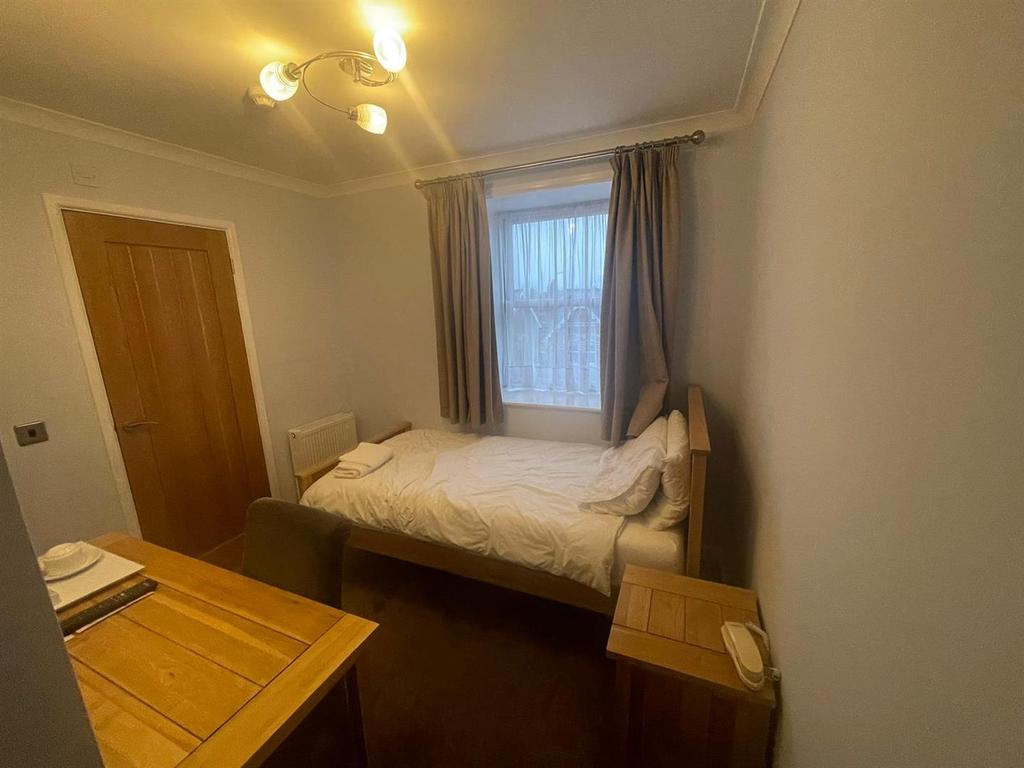 Fairfields Road, Basingstoke 1 bed in a house share £700 pcm (£162 pw)