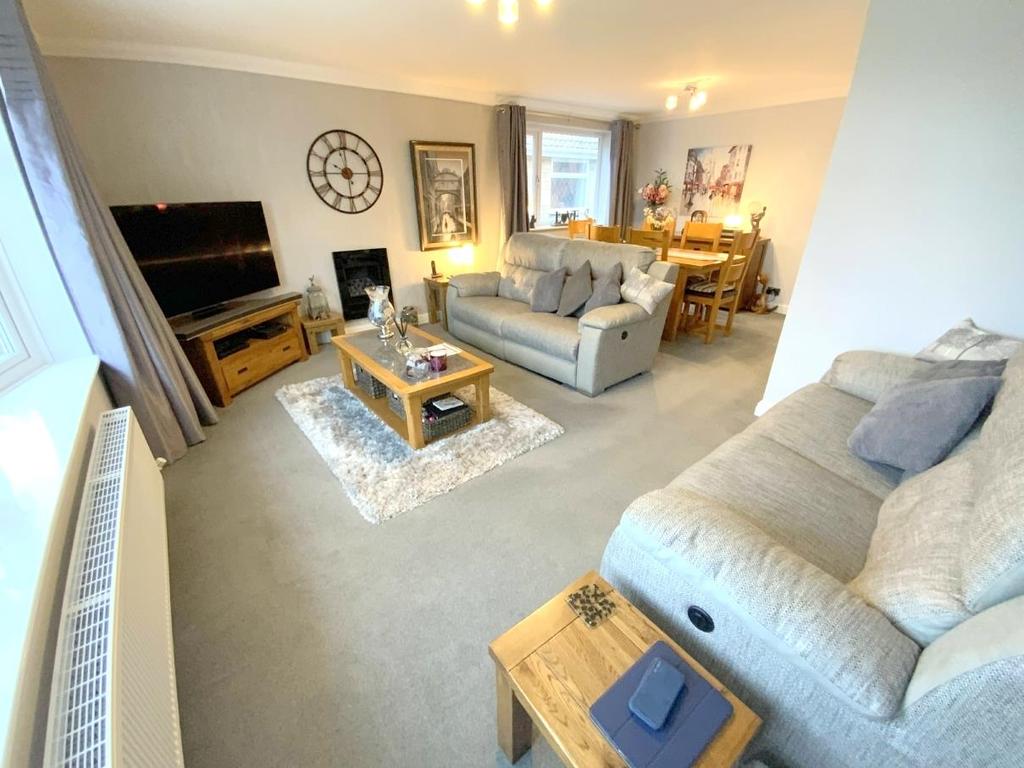 Loveden Court, Cleethorpes 3 bed detached bungalow £330,000