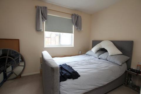 2 bedroom terraced house to rent, Roebuck Close, Horsham