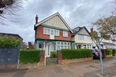 3 Sylvan Avenue, London, NW7 2JH