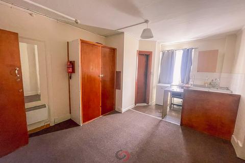 Studio to rent, Sussex Gardens, W2