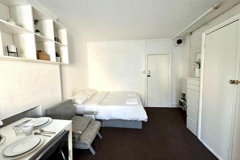 Studio to rent, Sussex Gardens, Notting Hill Gate, London W2