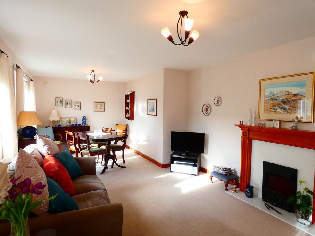 Lounge/Dining Room