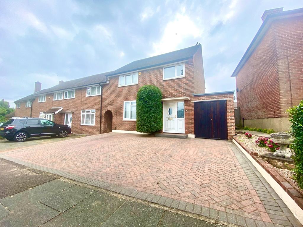 Dagnam Park Drive Romford 3 Bed End Of Terrace House £425 000