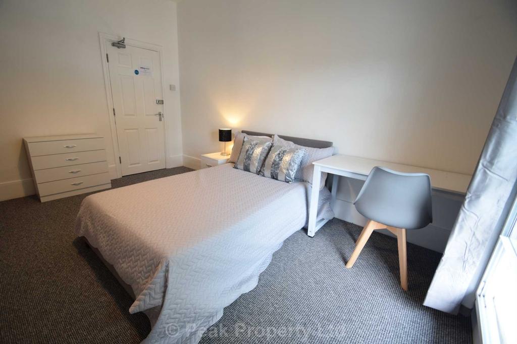 LARGE ROOM Room 2, Park Street, Southend On Sea 8 bed house share £510 pcm (£118 pw)