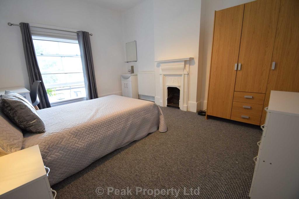 LARGE ROOM Room 2, Park Street, Southend On Sea 8 bed house share £510 pcm (£118 pw)