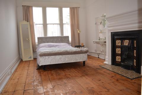 undefined, Double Bedsit Near Town Centre - To Let
