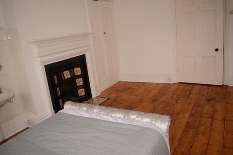 undefined, Double Bedsit Near Town Centre - To Let