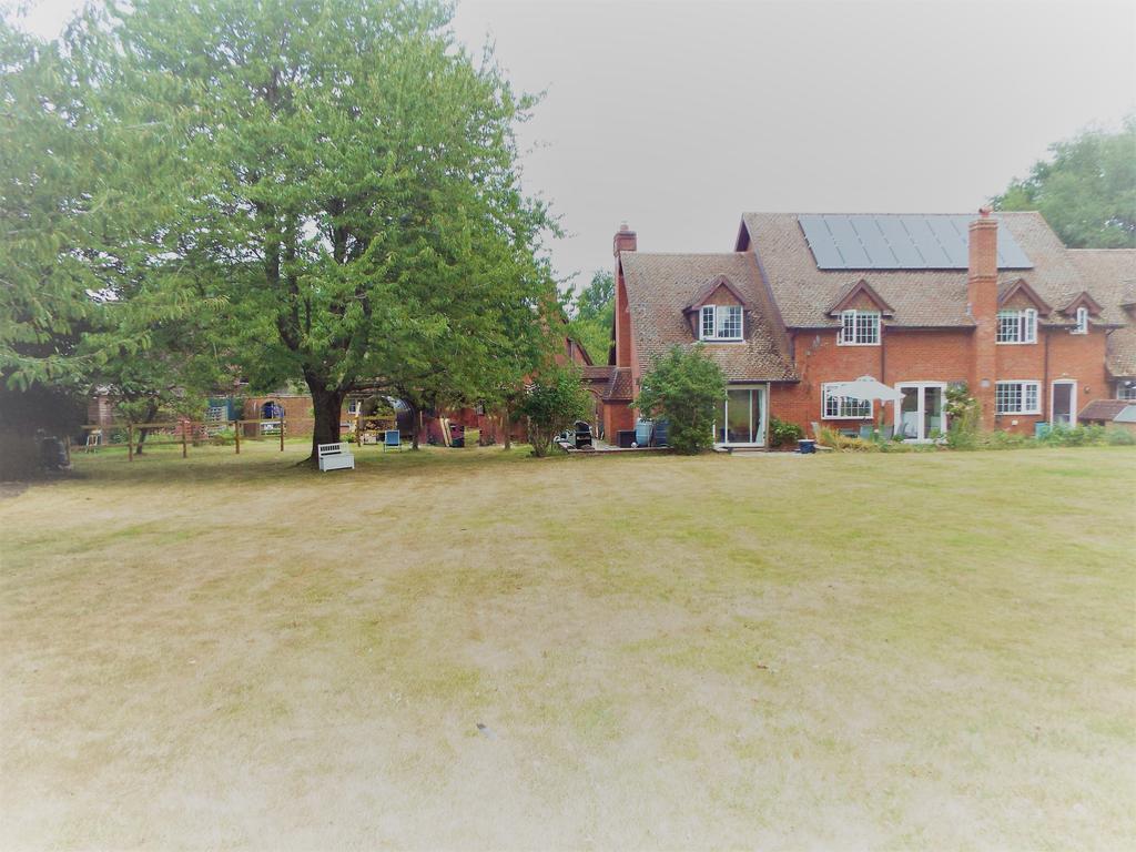 Doles Lane, Wokingham RG41 5 bed farm house £3,250 pcm (£750 pw)