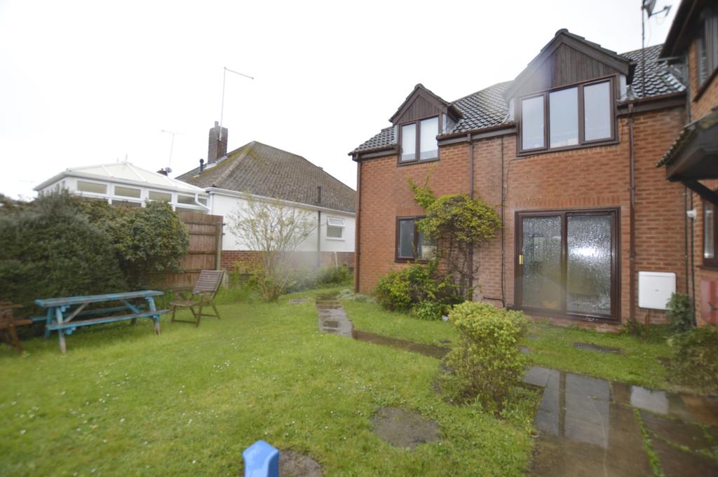 Blandford Road, Hamworthy, Poole, BH15 2 bed ground floor flat £1,200