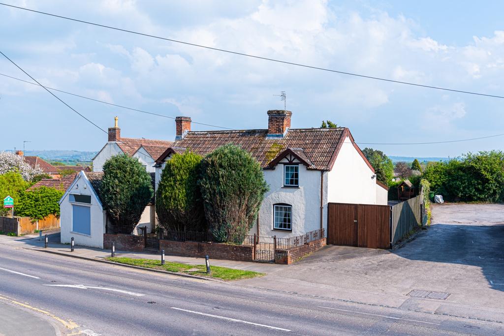 Woodview, Wotton Road, Charfield, GL12 3 bed detached house £585,000