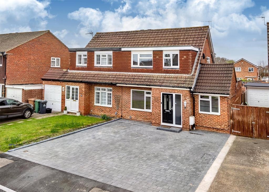 Bay Close, Horley, RH6 3 bed semidetached house £475,000