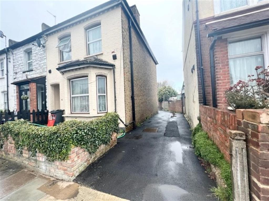 Church Road, Heston, TW5 2 bed semidetached house £1,850 pcm (£427 pw)