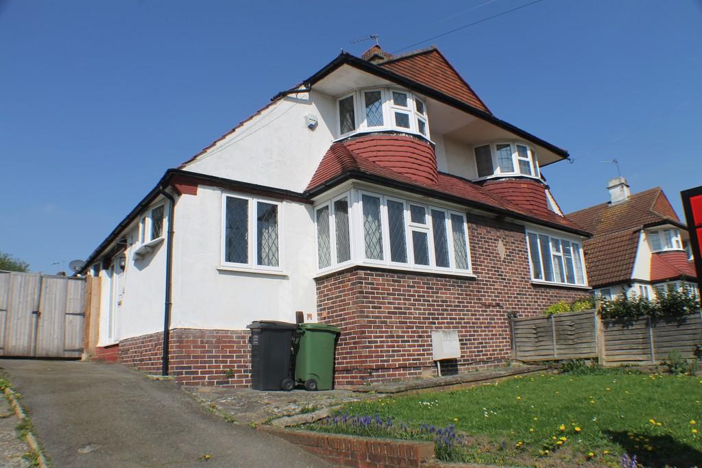 Exford Road, London, SE12 3 bed chalet £550,000