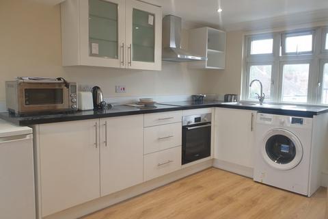 Studio to rent, Fountains Crescent, Southgate