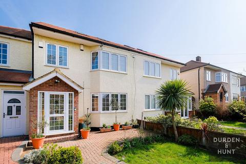 5 bedroom terraced house for sale - Pettits Close, Romford, RM1