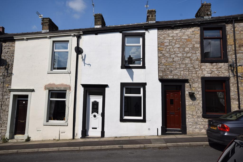 St James Street, Clitheroe, Lancashire, BB7 1HH 2 bed terraced house