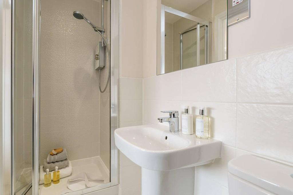 The main bedroom features an en suite shower room
