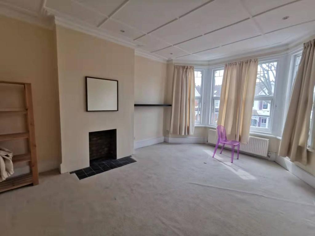 Redbourne Avenue,Finchley Central 5 bed apartment £3,500 pcm (£808 pw)