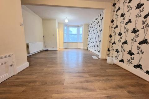 3 bedroom terraced house to rent, London Road, Grays, Essex, RM20