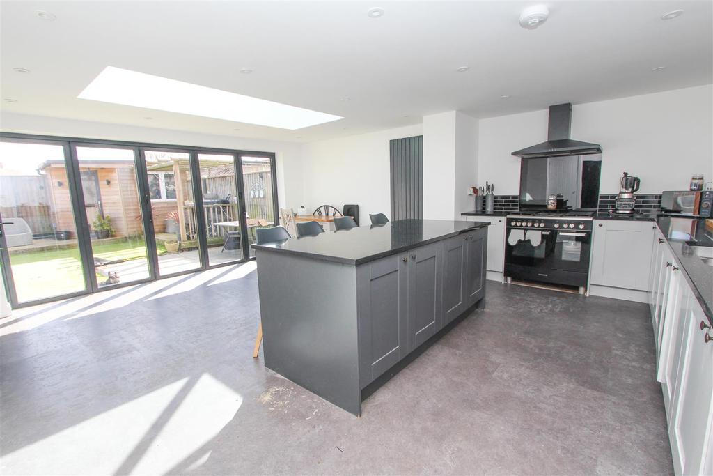 Caernarvon Road, Keynsham, Bristol 3 bed house £350,000