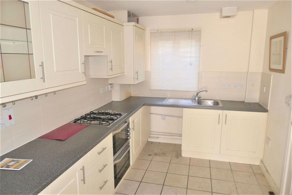 Yaffle Crescent, Desborough, Northants 4 bed house £950 pcm (£219 pw)