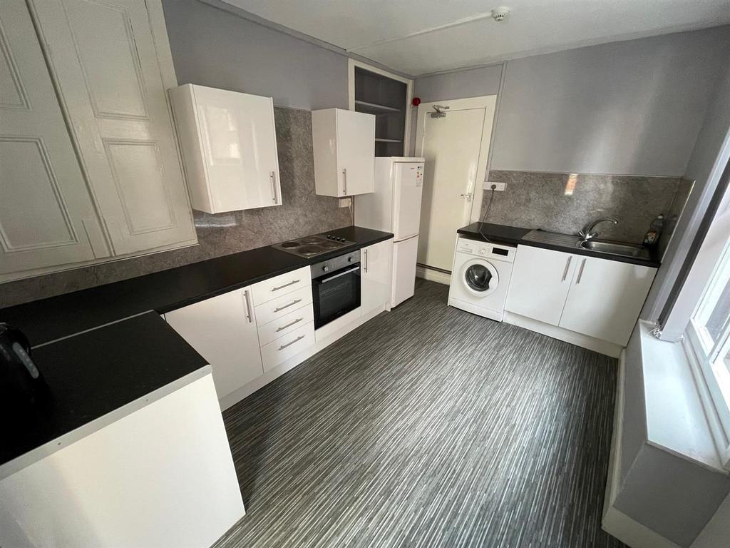 Cottingham Road, Hull 3 bed flat £595 pcm (£137 pw)