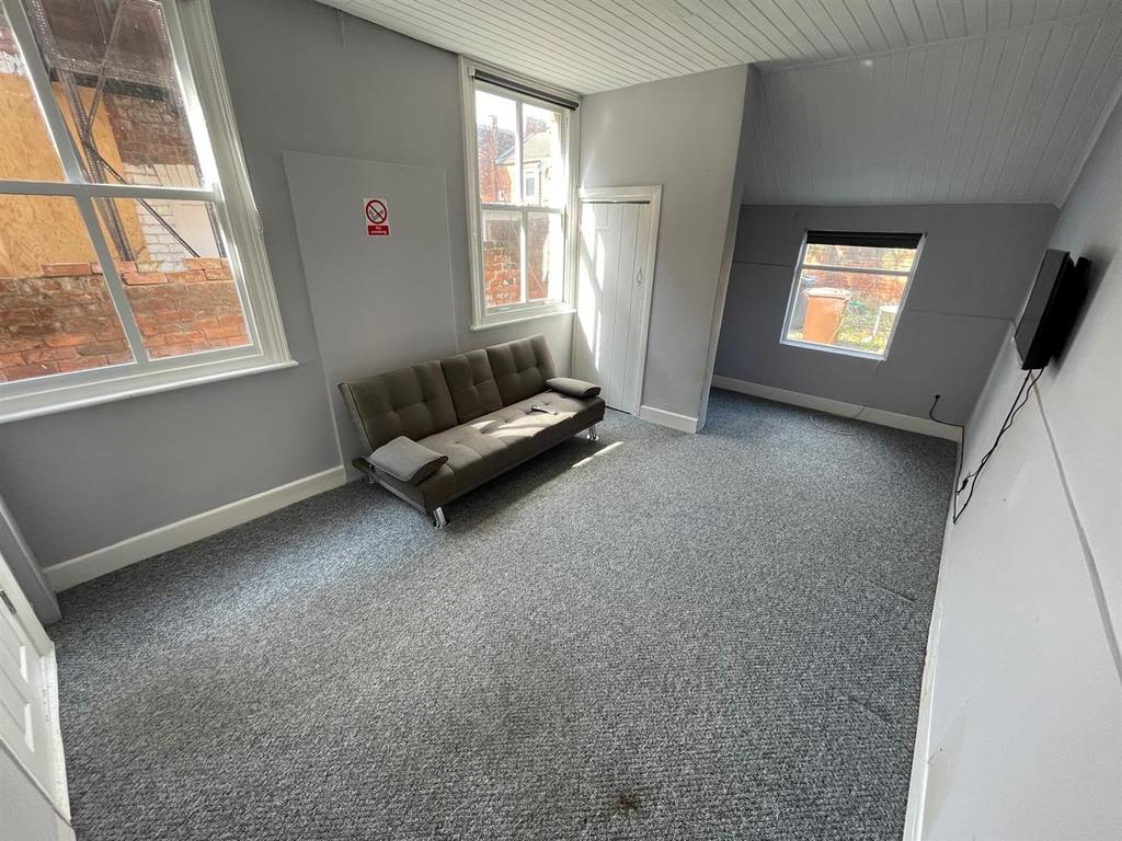 Cottingham Road, Hull 3 bed flat £595 pcm (£137 pw)