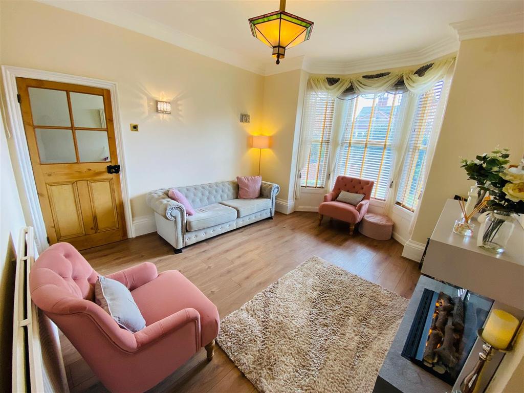 King Edward Road, Thorne, Doncaster 3 bed semidetached house £160,000